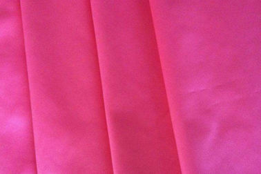 Chine Tissu de satin du polyester 100 par la cour, tissu rose de doublure de satin de bout droit fournisseur