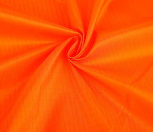 Chine Le tissu en nylon tissé teint par plaine 300T a adapté la couleur aux besoins du client pour des vêtements de sport fournisseur