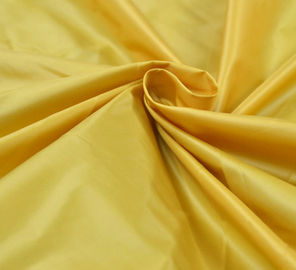Chine Le tissu de taffetas d'or de vêtement, l'unité centrale 100% de polyester/PA a enduit le taffetas de polyester fournisseur