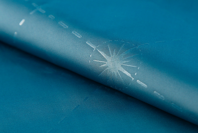 Tissu enduit de polyester d'unité centrale teint par plaine résistance thermique de 102 GM/M pour le vêtement