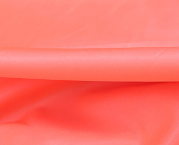 Tissu blanc de taffetas d'aspect lumineux, taffetas du polyester 190t pour le matériel de revêtement