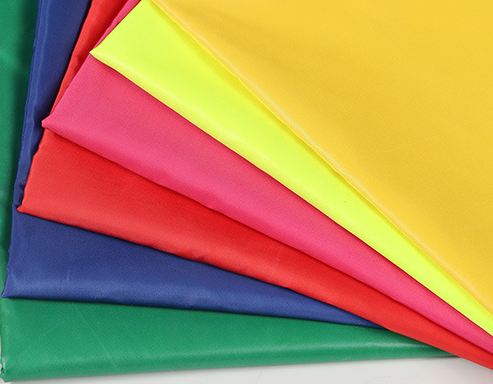 Tissu simple coloré 300T 50 de taffetas de polyester * 50D 63 GM/M de confortable