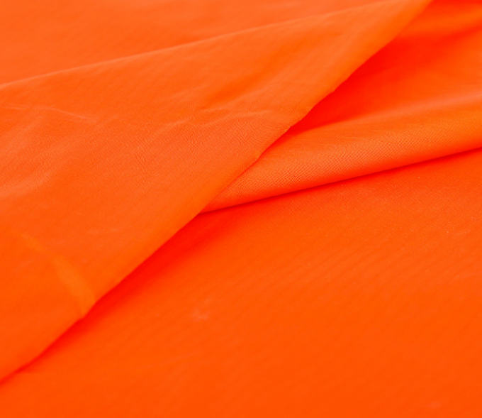 Le tissu en nylon tissé teint par plaine 300T a adapté la couleur aux besoins du client pour des vêtements de sport