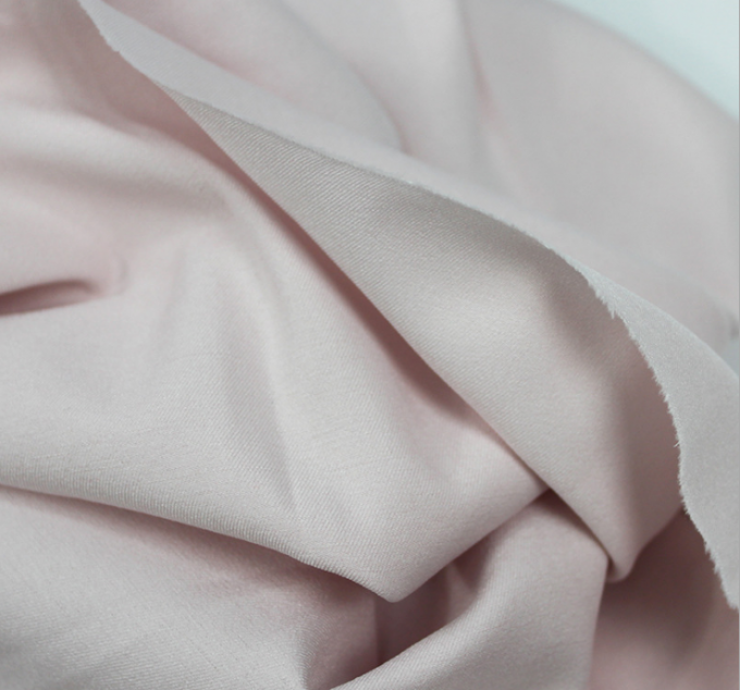 Doux de polyester de tissu gris respirable de pongé et confortable superbes pour le matériel de revêtement