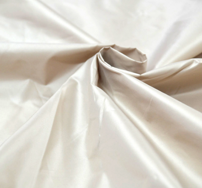 Tissu modelé de taffetas teint par plaine, tissu 100% en ivoire de taffetas de polyester