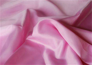 Chine Tissu simple coloré 300T 50 de taffetas de polyester * 50D 63 GM/M de confortable fournisseur