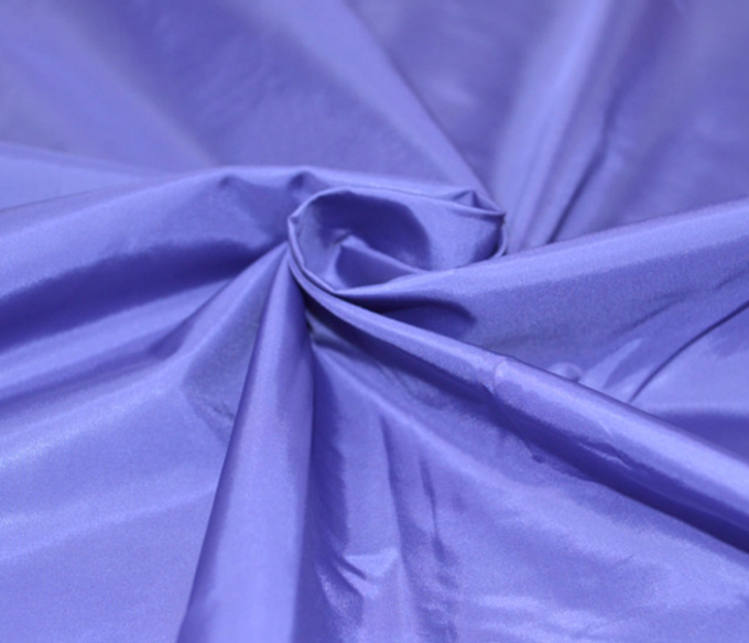 Le tissu de taffetas d'or de vêtement, l'unité centrale 100% de polyester/PA a enduit le taffetas de polyester